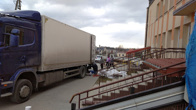 zdjęcie przedstawia samochod ciążarowy  z dostawa produktóżywnościowych