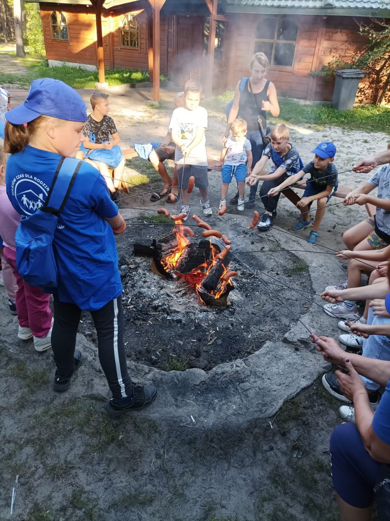 dzieci wokoł ogniska
