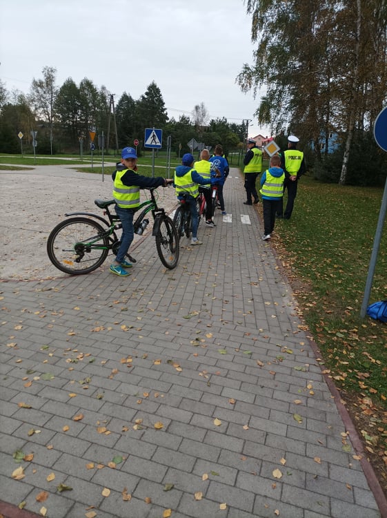 dzieci w miasteczku ruchu drogowego