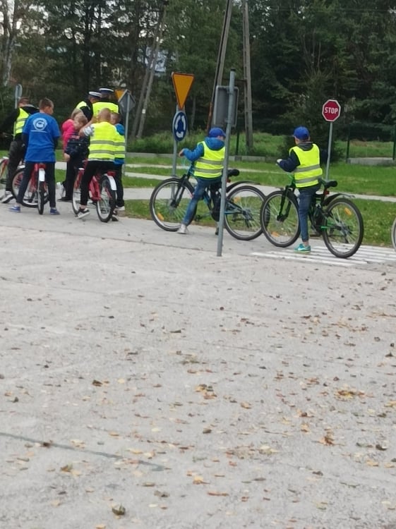 dzieci w miasteczku ruchu drogowego