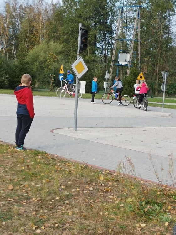 dzieci w miasteczku ruchu drogowego