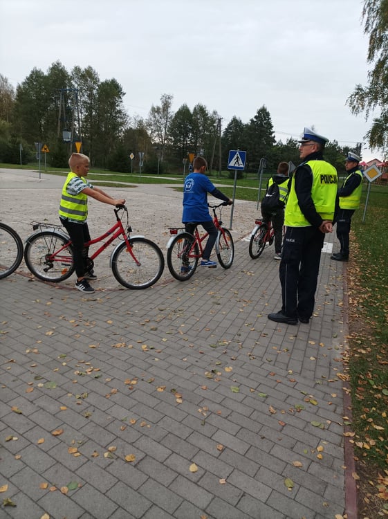 dzieci w miasteczku ruchu drogowego