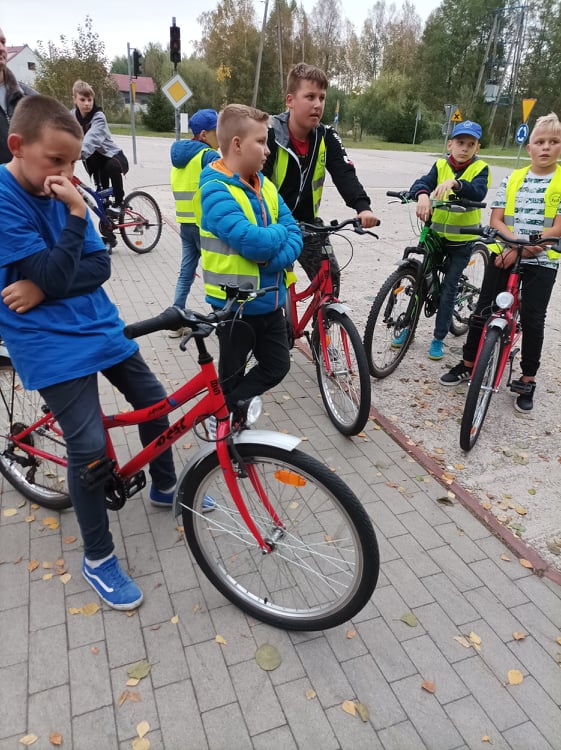 dzieci w miasteczku ruchu drogowego