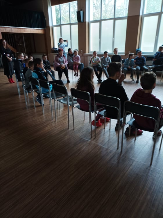 pokaz gadów dzieci siedzące w okręgu