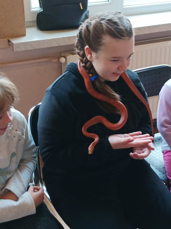 wąz na szyi dziewczynki