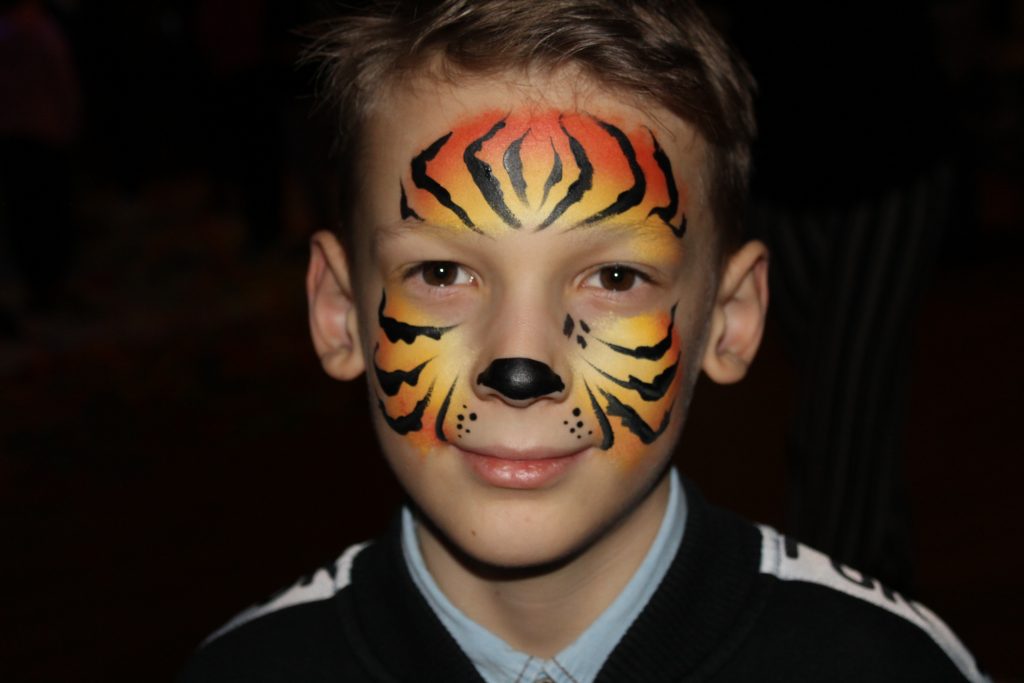 chłopiec z polanowaną twarzą