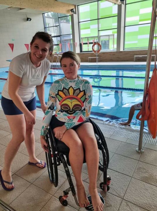 OSOBA Z ASYSTENTEM NA BASENIE