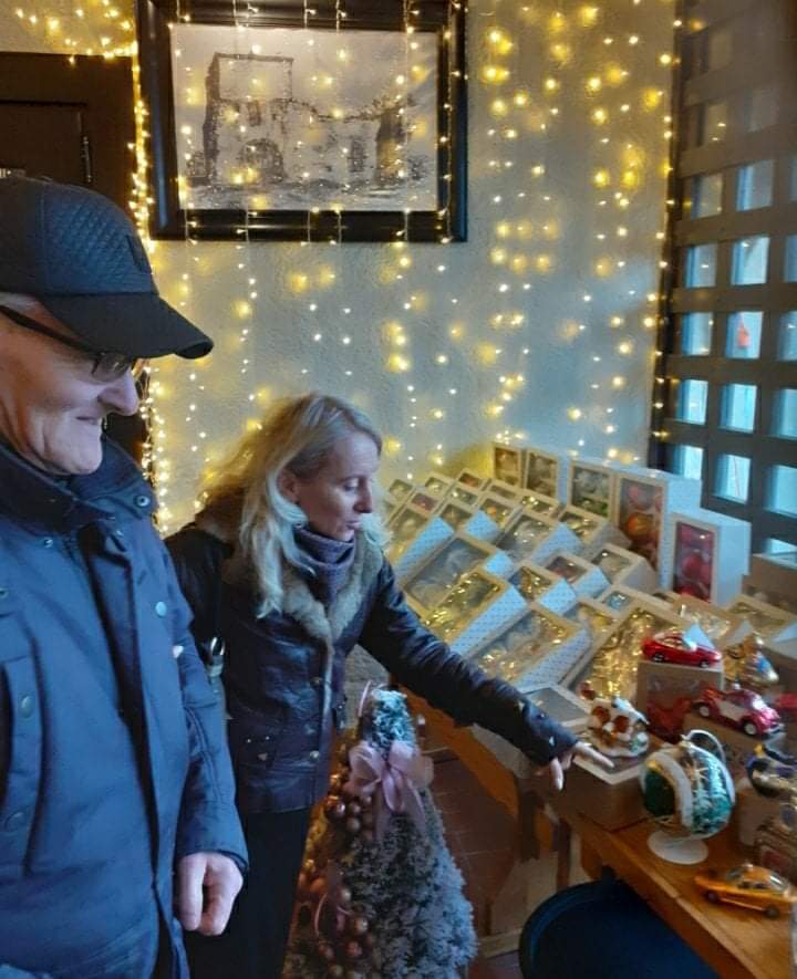 OSOBA Z ASYSTENTEM NA JARMARKU