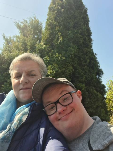 osoba niepełnosprawna z asystentem osobistym