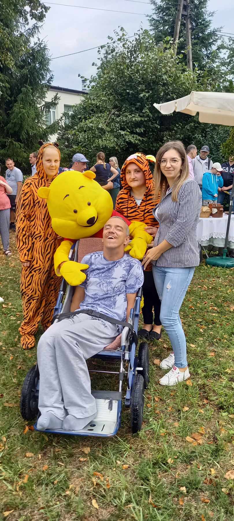 osoba z opiekunem na pikniku