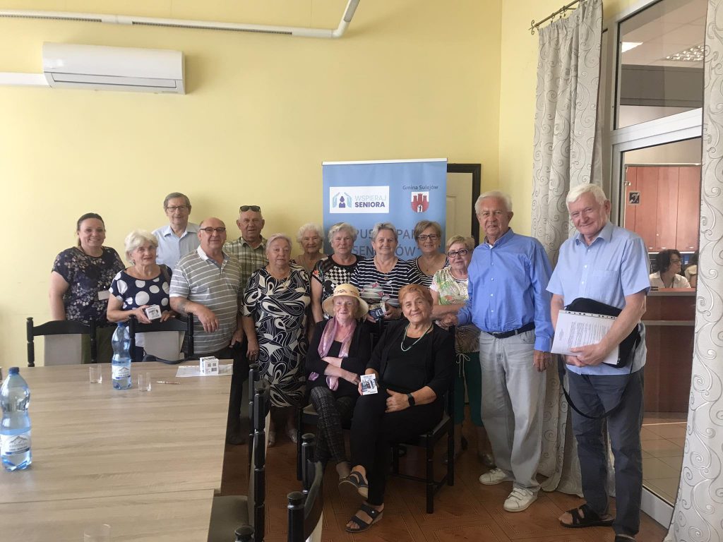 seniorzy z opaskami bezpieczeństwa