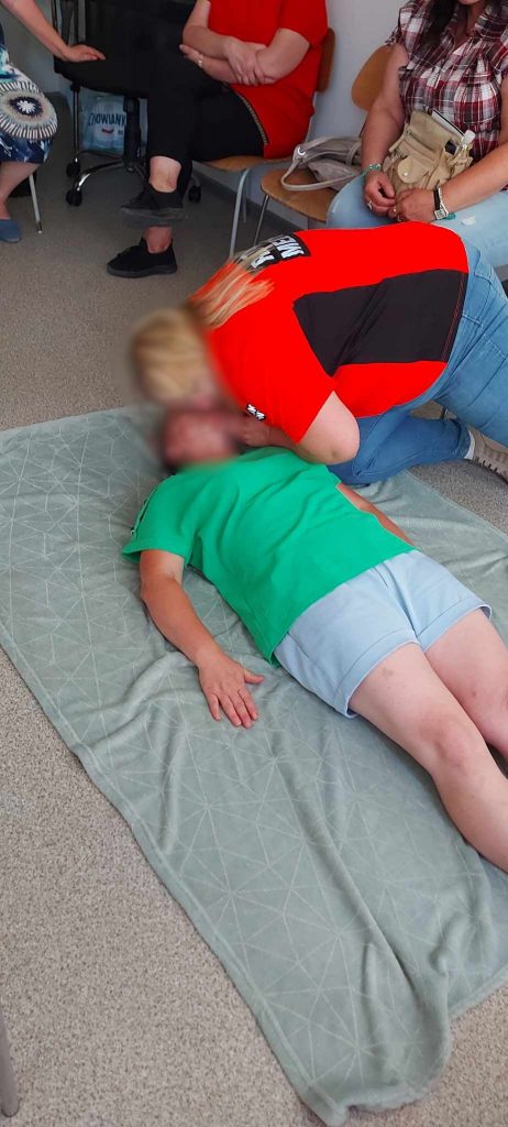 ratownik medyczny udziela szkolenia z pierwszej pomocy