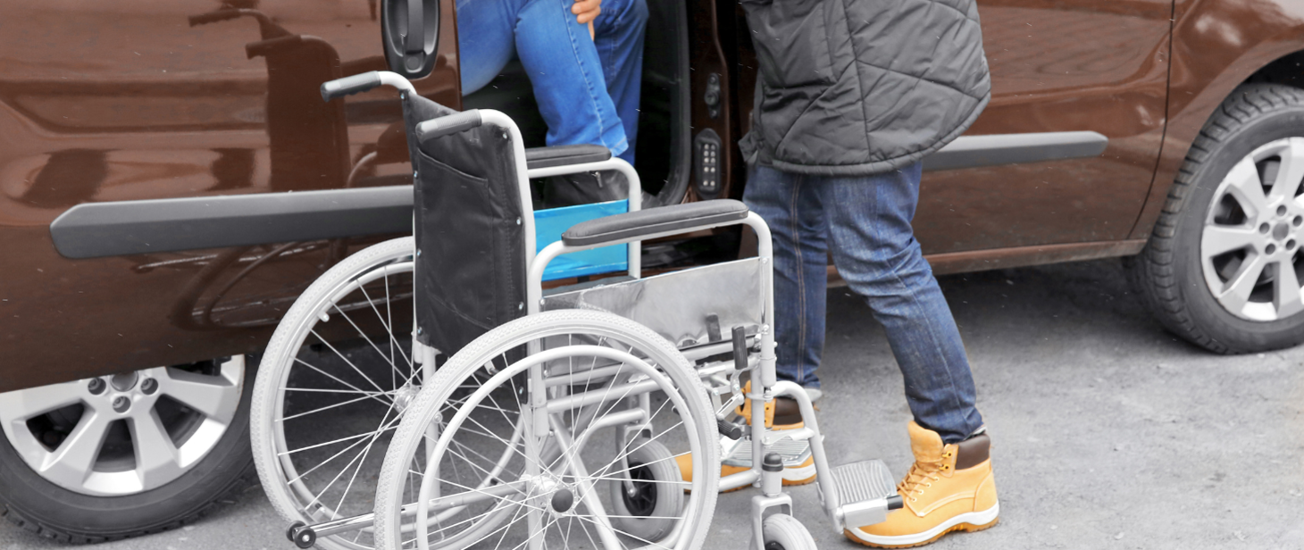osoba na wózku z asystentem