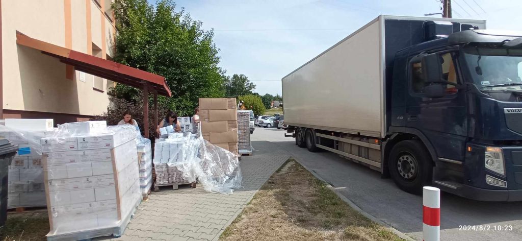 samochód ciężarowy który przywiózł do MOPS dostawę żywności