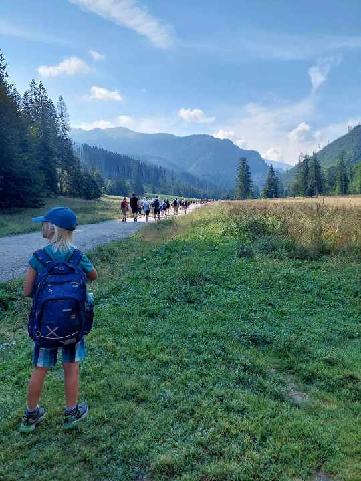 dziewczynka z plecakiem w górach na wyprawie