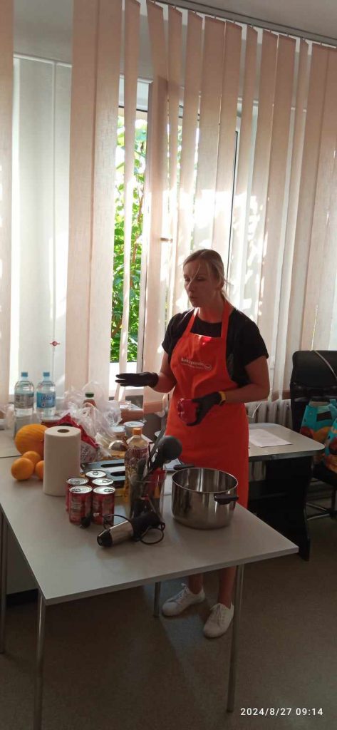 dietytyczka przygotowuje posiłek