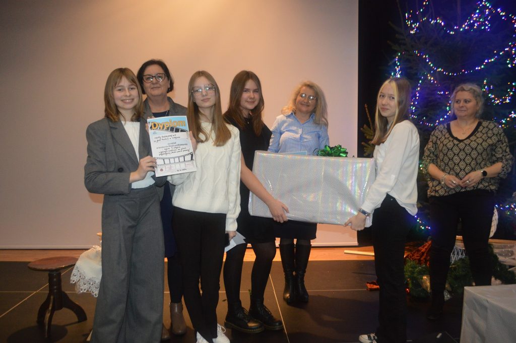 dzieci otrzymujące nagrody w konkursie