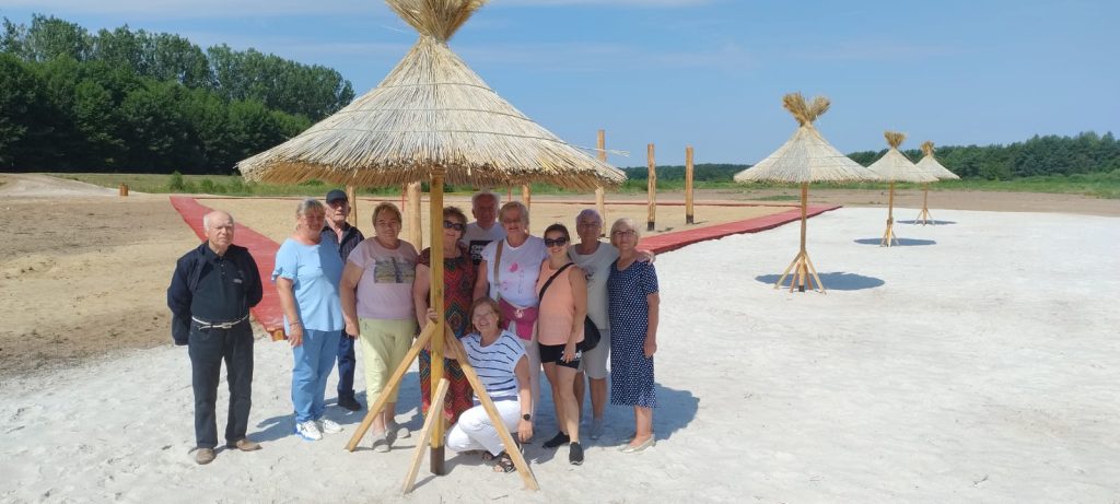 Seniorzy nad rzeka