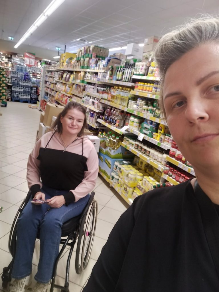 osoba z asystentem osobistym