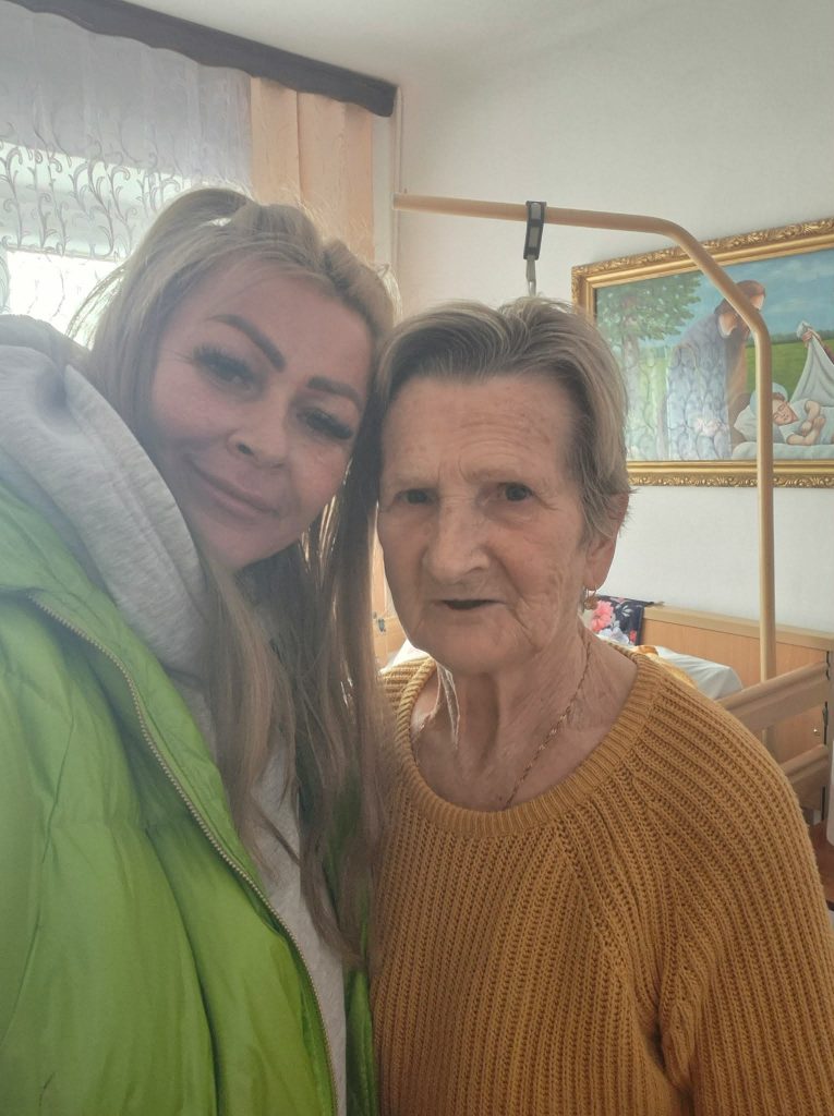 Seniorki z opiekunkami