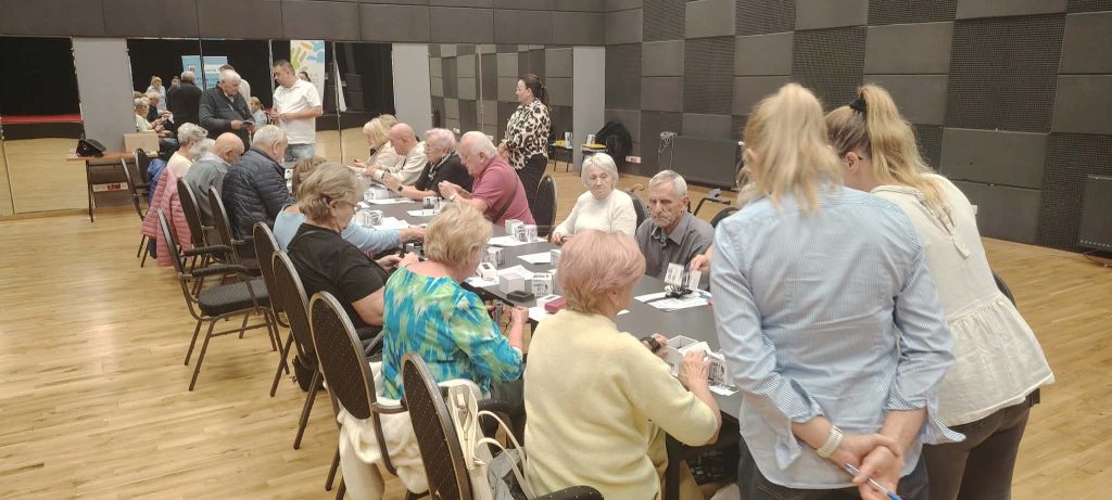 Seniorzy na spotkaniu z opaskami